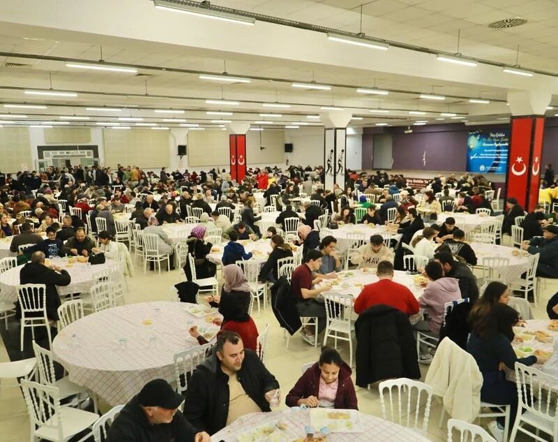 Burhaniye ilçesinde, Ahmet Akın Kültür Merkezinde iftar yemekleri başladı. Burhaniye