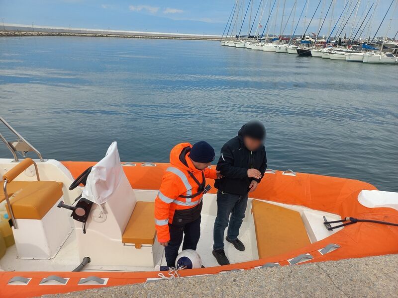 Balıkesir’in Burhaniye ilçesi açıklarında özel bir teknede rahatsızlanan bir kişi,