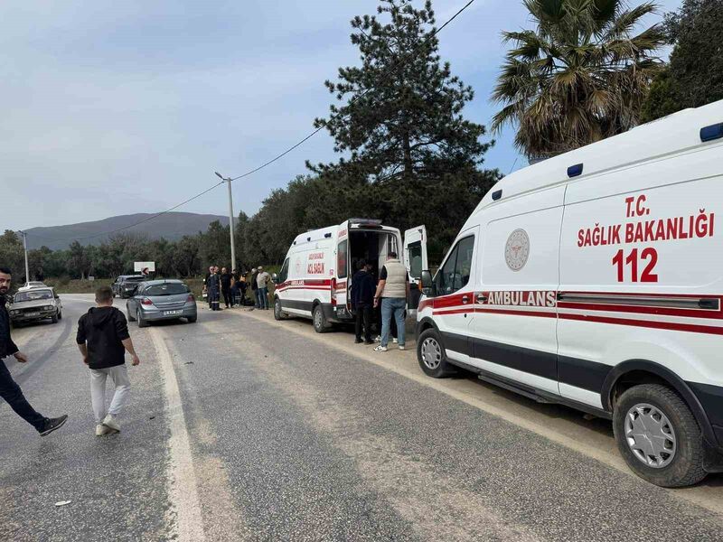 Balıkesir’in Erdek ilçesinde 1 otomobil ve 2 motosikletin karıştığı trafik