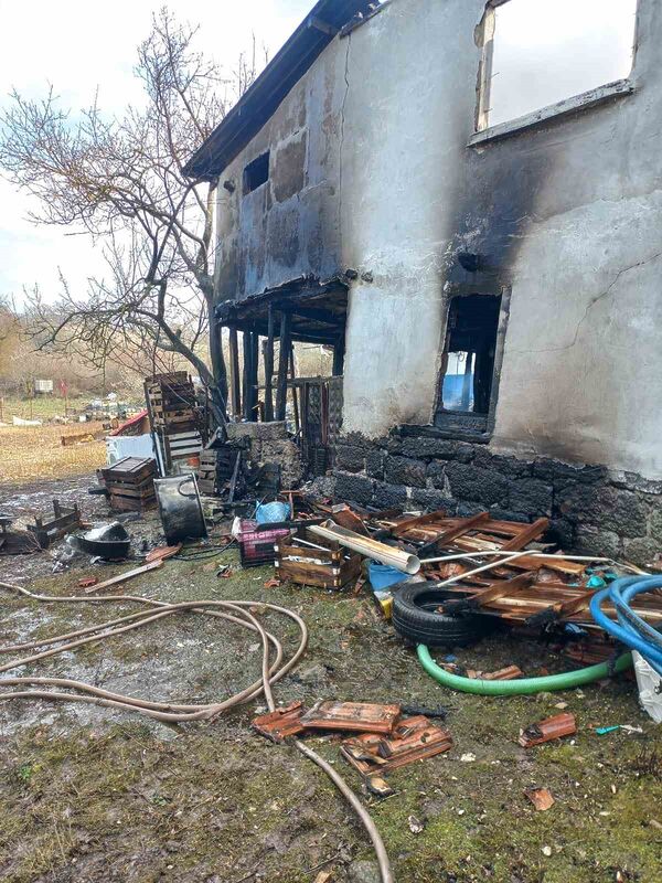 Balıkesir’in Gönen ilçesinde çıkan yangında ahşap bina kullanılamaz hale geldi.