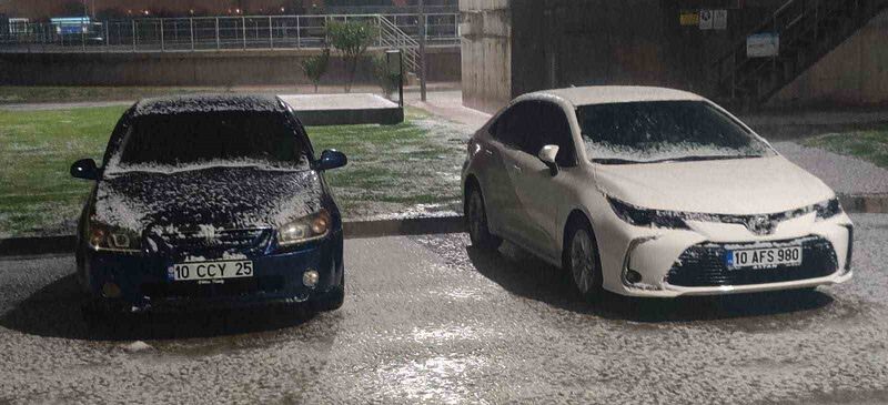 Balıkesir’in Gönen ilçesinde gece saatlerinde başlayan şiddetli yağış ve dolu,