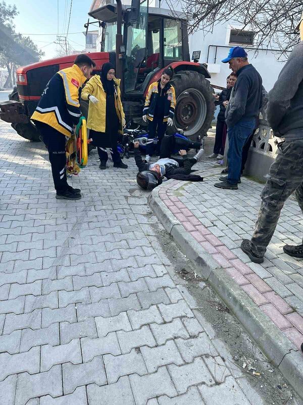 Balıkesir’in Gönen ilçesine bağlı Hasanbey Mahallesi’nde traktör ile motosikletin çarpışması