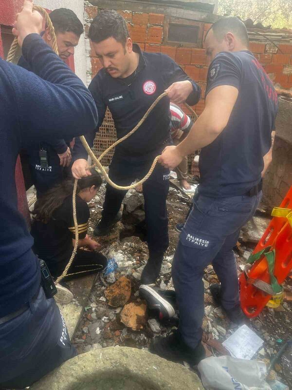 Balıkesir’in Altıeylül ilçesinde oyun oynarken metruk evin kullanılmayan kuyuya düşen