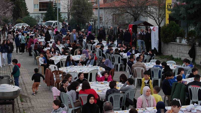 Balıkesir’in Sındırgı ilçesinde yaklaşık bin çocuk iftar sofrasında bir araya