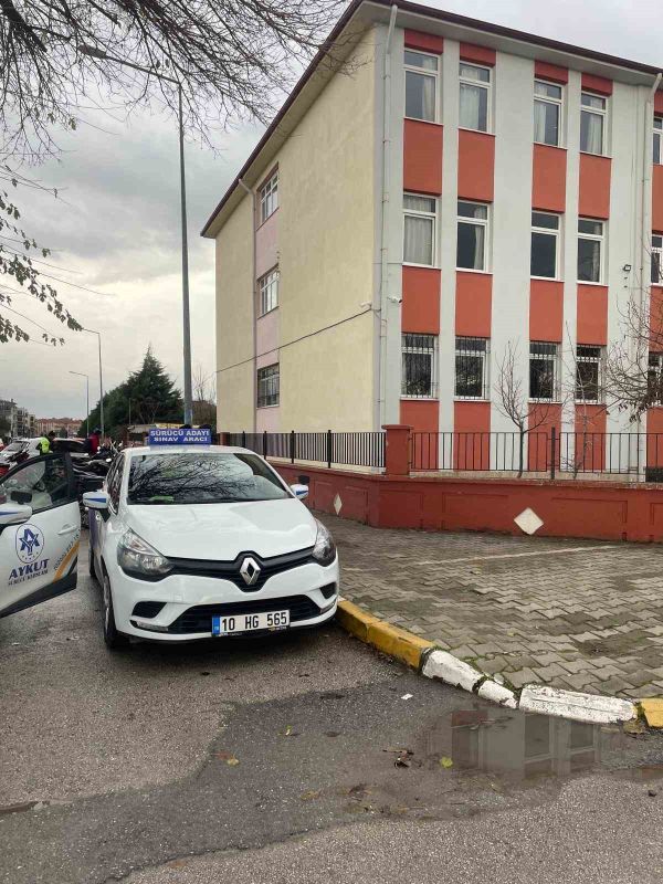Karesi ilçesinde bulunan Albay Cafer Tayyar Nuran Oğuz Ortaokulu’nun giriş-çıkış
