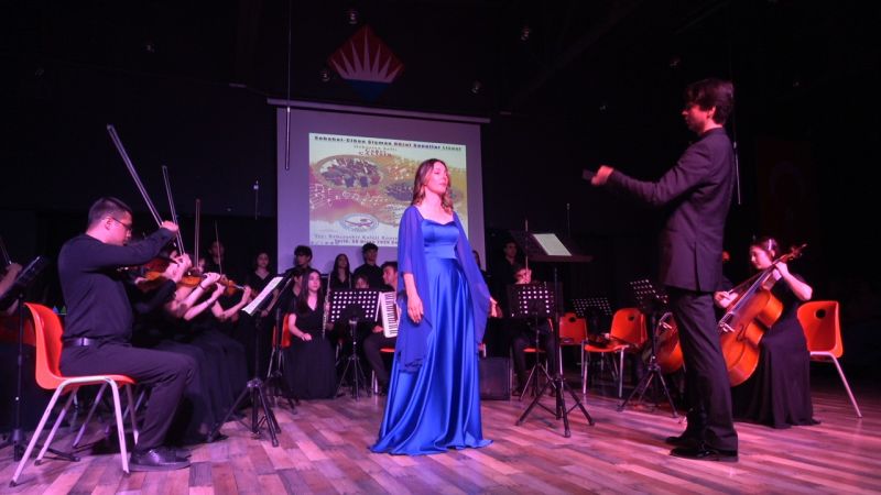 Balıkesir’in Ayvalık ilçesinde; Sebahat-Cihan Şişman Güzel Sanatlar Lisesi öğrencilerinden oluşan