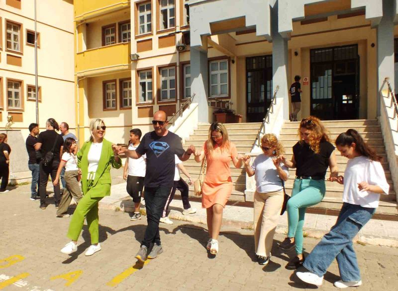 Balıkesir’in Ayvalık ilçesinde; Mehmet Akif Ersoy Ortaokulu, geleneksel hale gelen