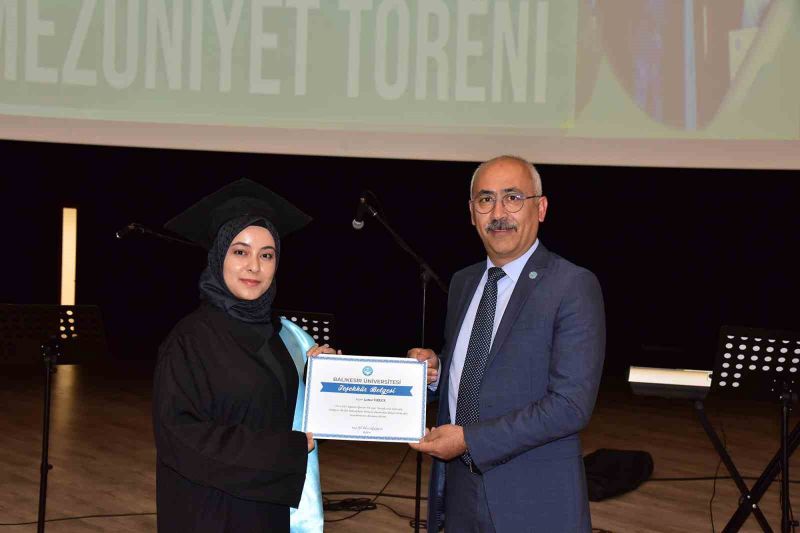 Balıkesir Meslek Yüksekokulunda (MYO) mezuniyet coşku ve sevinç ile yapıldı.