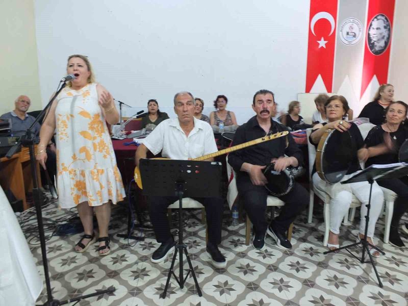Burhaniye ilçesinde, Halk Eğitimi Merkezinin düzenlediği yılsonu sergisi ilgi görürken,