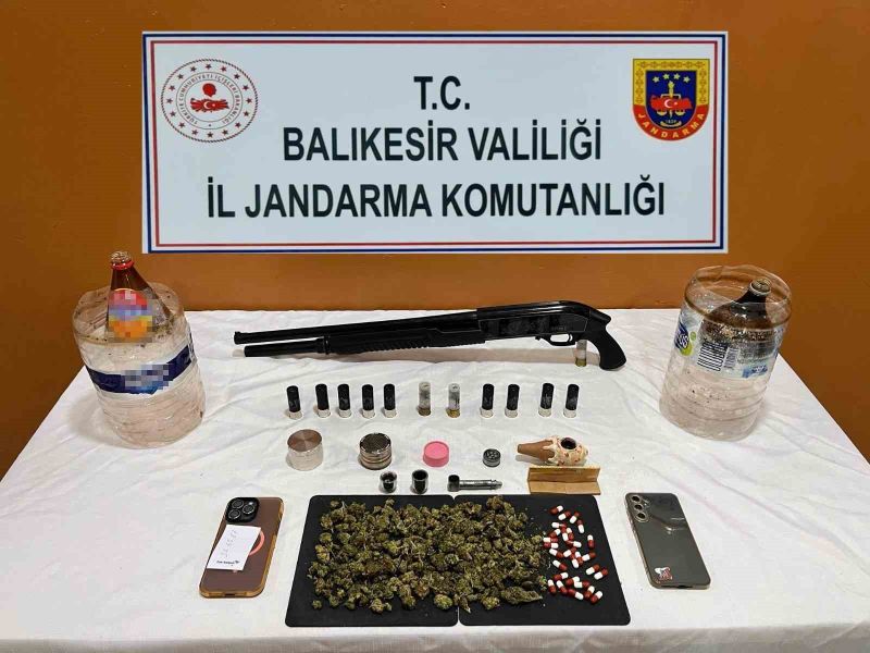 Balıkesir’in Susurluk ilçesinde jandarma ekipleri tarafından düzenlenen uyuşturucu operasyonunda iki