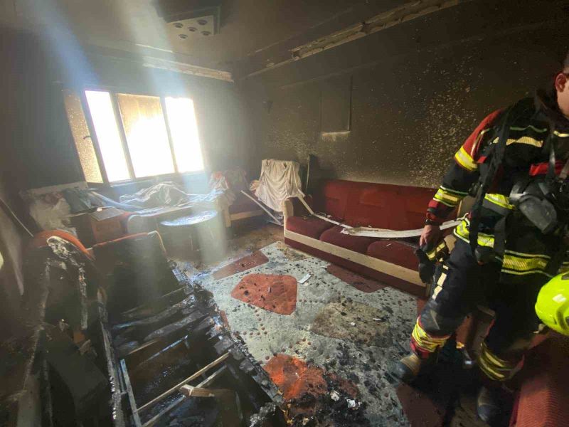Balıkesir’in Bandırma ilçesinde bir apartmanın ikinci katında çıkan yangın, itfaiye