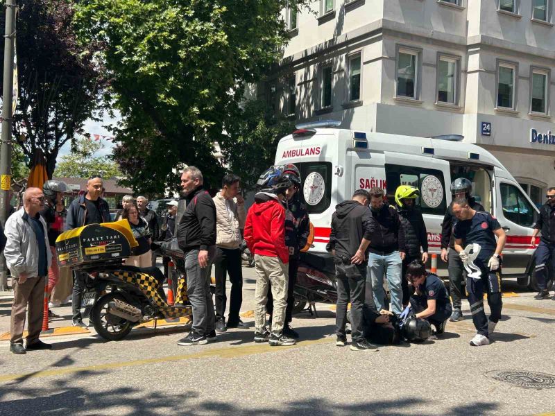 Balıkesir’in Bandırma ilçesinde, bir market zincirinde görevli motosikletli kurye, ani