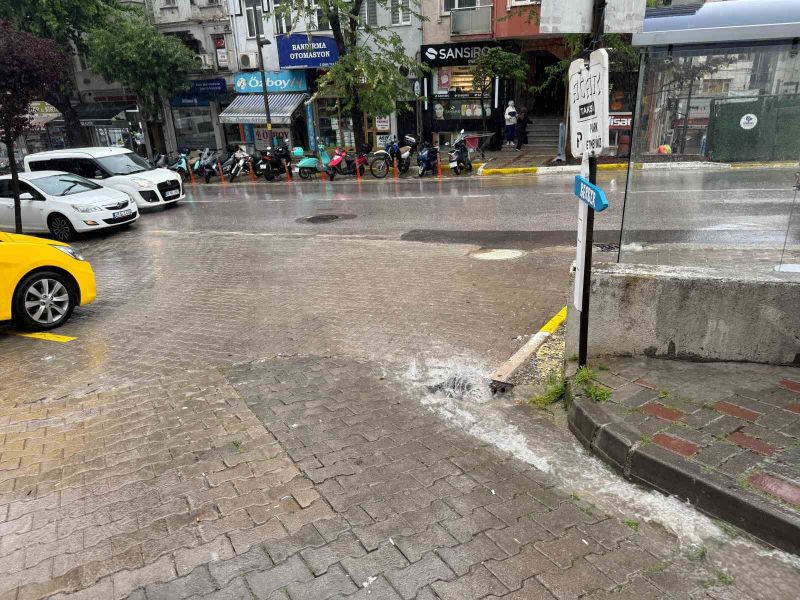 Meteoroloji Genel Müdürlüğü’nün uyarılarının ardından Balıkesir’in Bandırma ilçesinde sabah saatlerinde