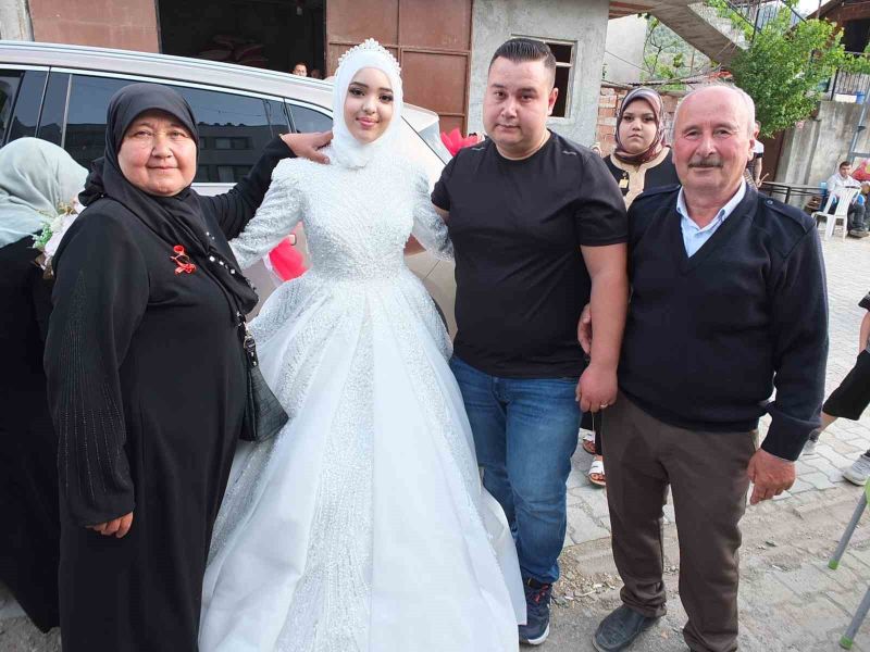 Burhaniye ilçesinde, Ertuğrul Karcı, gönlünü kaptırdığı Cezayirli Fetiha Ebu Abdullah