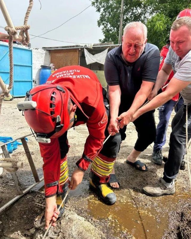 Burhaniye ilçesinde, kuyuya düşen kuzuyu itfaiye kurtardı. Edinilen bilgiye göre,