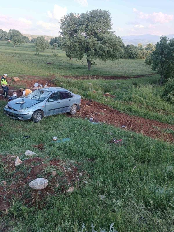 Balıkesir’in Dursunbey ilçesinde yoldan çıkarak şarampole uçan otomobildeki sürücü ve