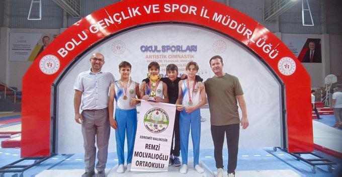 Balıkesir’in Edremit ilçesindeki Remzi Molvalıoğlu Ortaokulu Cimnastik Takımı, Türkiye Şampiyonu