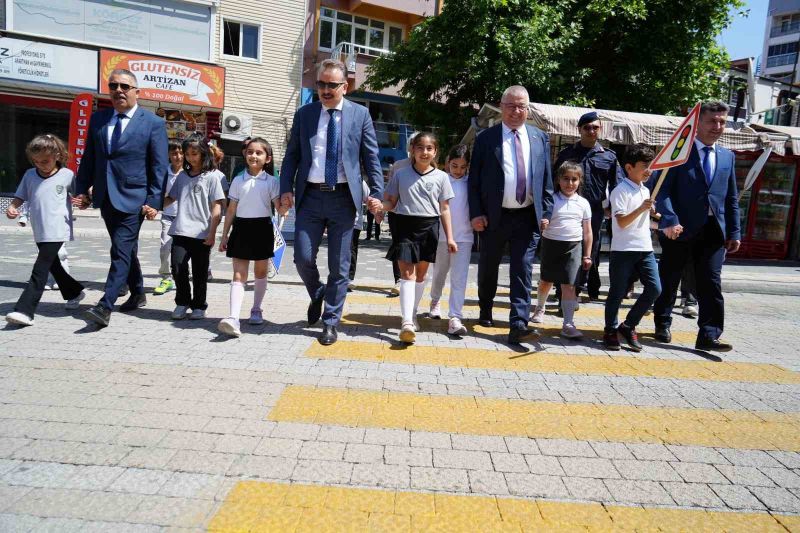 Balıkesir’in Edremit ilçesinde Trafik Haftası, Karagözoğlu İlkokulu’nda düzenlenen program ile