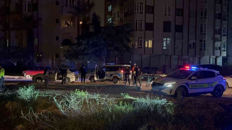 Erdek ilçesinde 22 yaşındaki genç kız, sevgilisi tarafından bıçaklanarak öldürüldü.