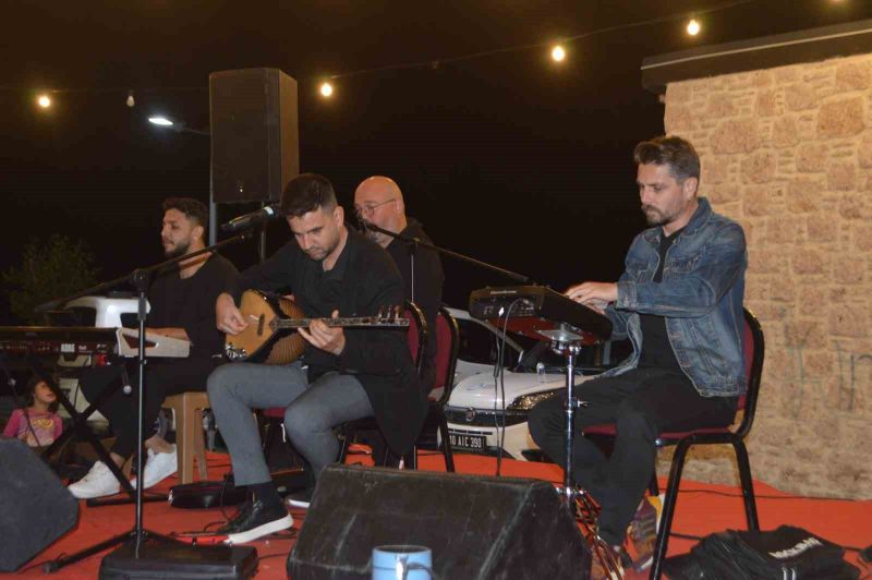 Balıkesir’in Gömeç ilçesinde düzenlenen 4. Ulubeyler Pehlivan Güreşleri öncesinde düzenlenen