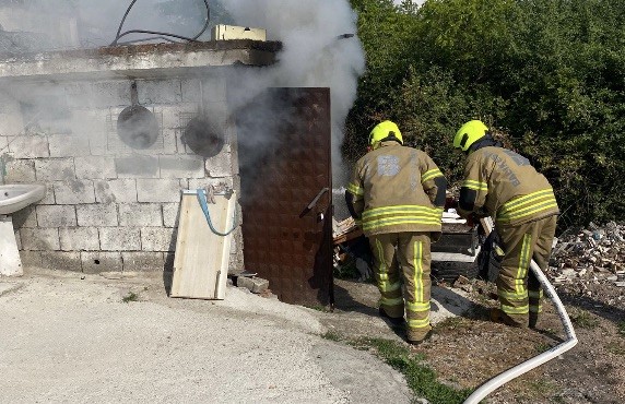 Balıkesir’in Gönen ilçesinde bir mermer atölyesinde çıkan yangın, itfaiye ekiplerinin