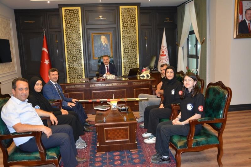 Balıkesir’in Edremit ilçesinde, Kaymakam Ahmet Odabaş, 17. Uluslararası MEB Robot