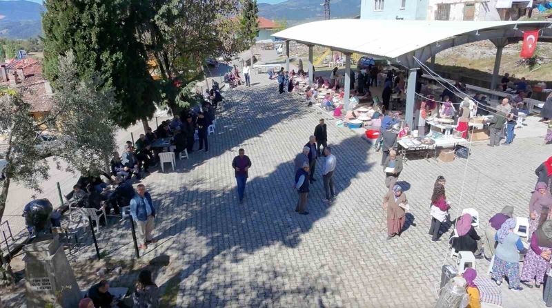 Balıkesir’in Sındırgı ilçesi Düğüncüler köyünde binlerce kişi hıdrellez şenliğinde bir