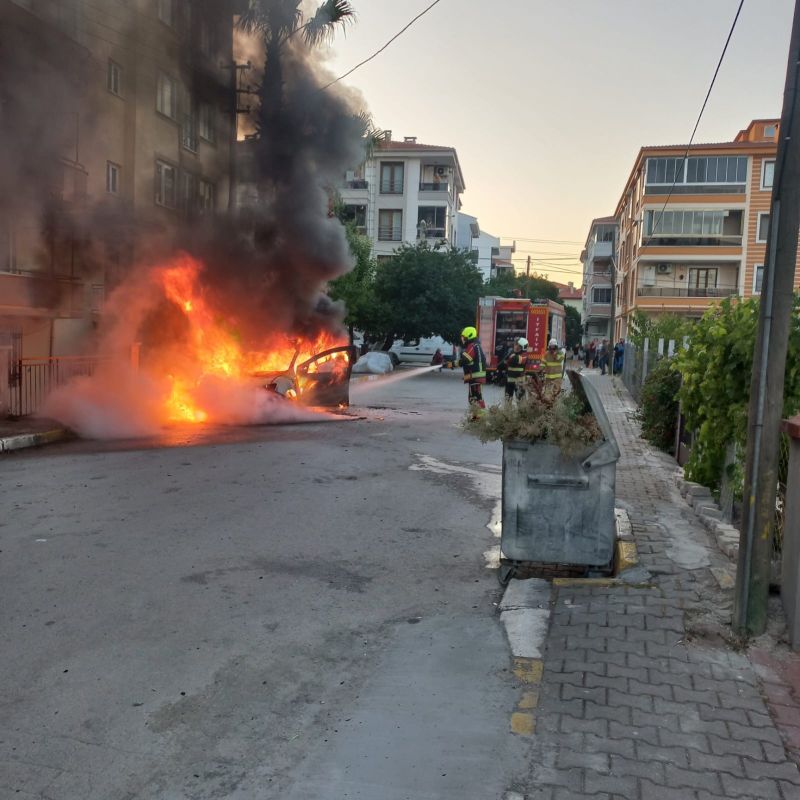 Balıkesir Altıeylül ilçesinde seyir halindeki otomobil aniden yanmaya başladı. İtfaiye