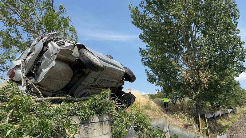 Balıkesir’in Gönen ilçesinde, sürücüsünün direksiyon hakimiyetini kaybettiği otomobil takla atarak