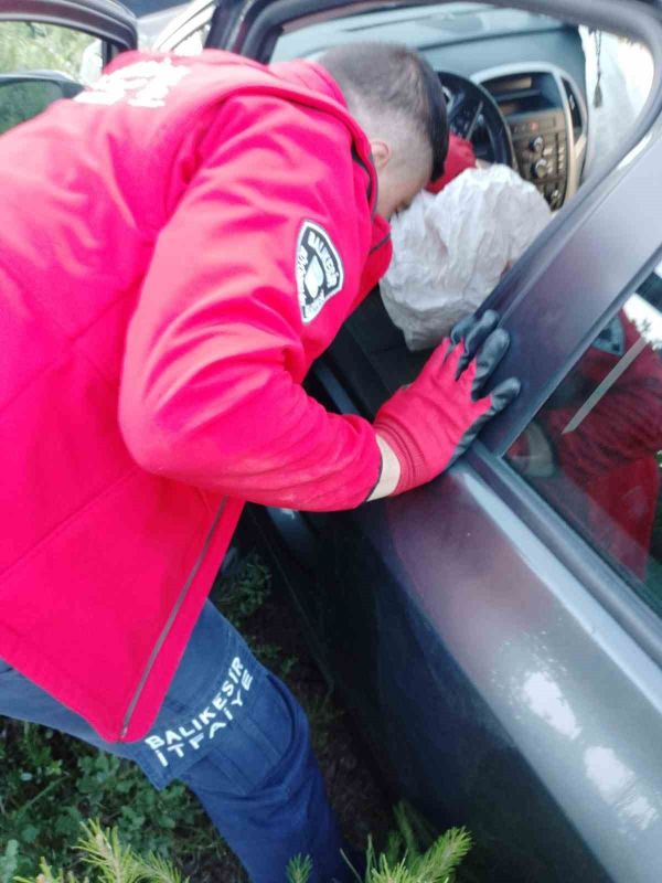 Balıkesir’in Balya ilçesinde virajı alamayan otomobil şarampole uçtu. Otomobil sürücü