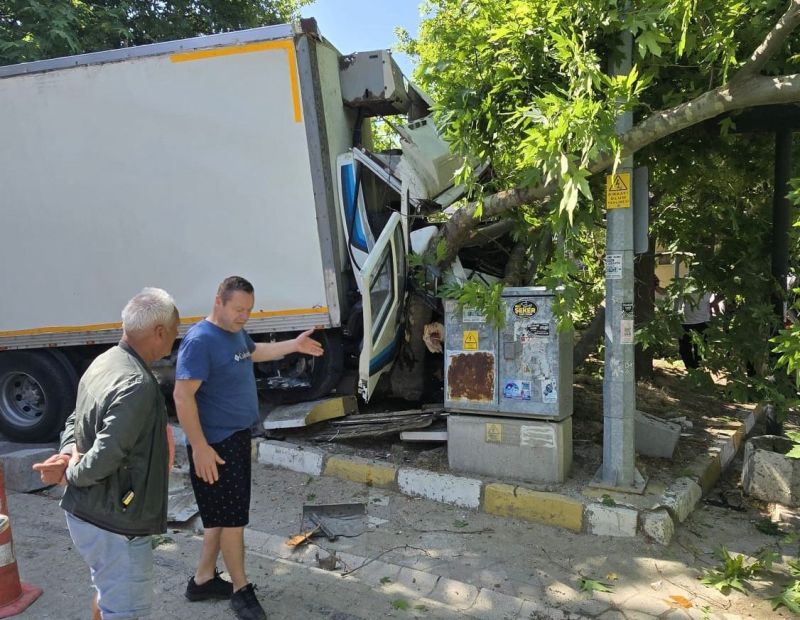 Balıkesir’in Erdek ilçesine bağlı Ocaklar Mahallesi’nde meydana gelen kazada, frenleri