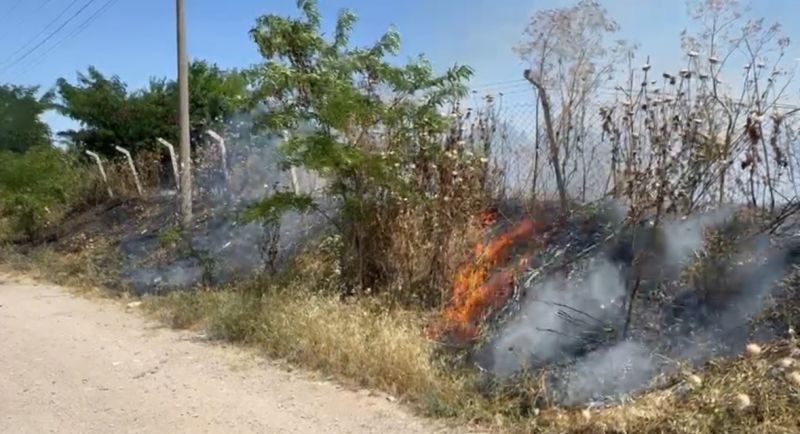 Balıkesir’in Gönen ilçesindeki boş arazide çıkan yangın, söndürüldü. Edinilen bilgiye
