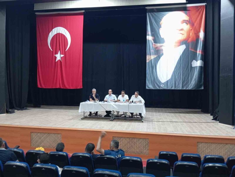 Gönen Kaymakamı Ahmet Altıntaş başkanlığında, Gönen’de bir Konferans Salonu’nda muhtarlar