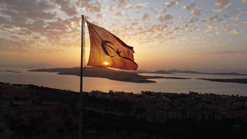 Balıkesir’in Ayvalık ilçesinde Cennet Tepesi’nde bulunan dev Türk bayrağı, gün