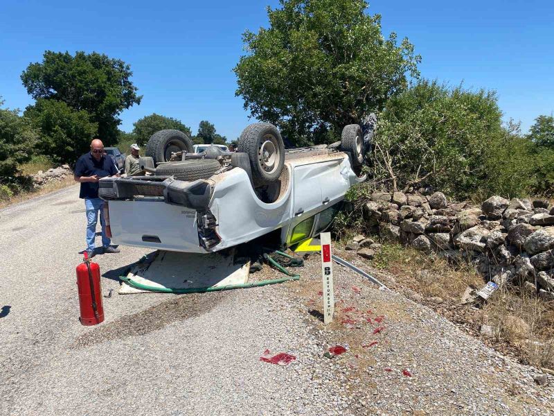 Balıkesir’in İvrindi ilçesinde direksiyon hakimiyetini kaybeden sürücünün otomobili ters döndü.
