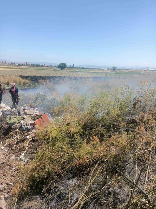 Balıkesir’in Karesi ilçesinde arazide çıkan anız yangını aşırı rüzgara karşı