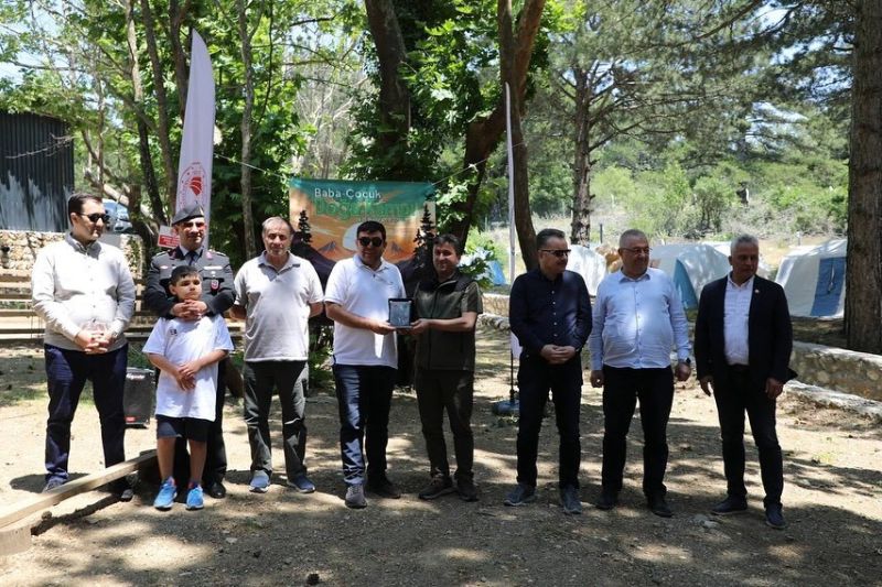 Balıkesir’in Edremit ilçesinde Babalar Günü kapsamında Kazdağları’nda düzenlenen “Baba-Çocuk Doğa