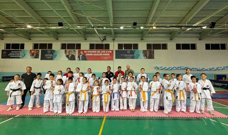 Balıkesir’in Manyas ilçesinde faaliyet gösteren Manyas Belediyespor Karate Kulübü’nün sporcuları,