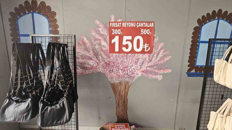Bandırma’da eski belediye binası girişine çizilen sanatsal duvar resimleri, esnafın