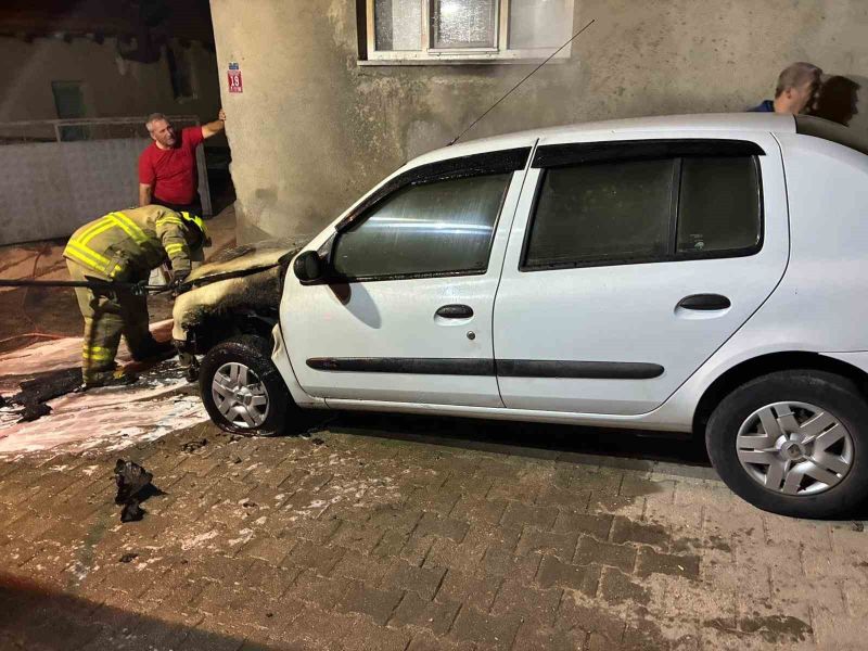 Balıkesir’in Susurluk ilçesine bağlı Kayıkçı Mahallesi’nde meydana gelen araç yangını,