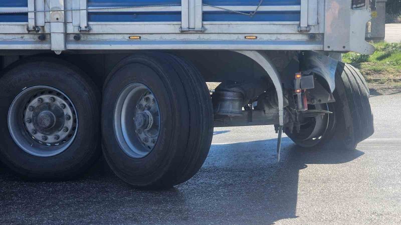 Balıkesir’in Bandırma ilçesinde tırlar için sınırlı olan yolda dönüşü esnasında