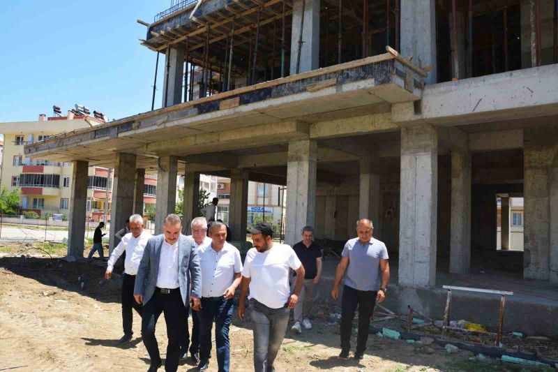 Edremit Kaymakamı Ahmet Odabaş, yapımı devam eden Zeytinli Yeni Akçay