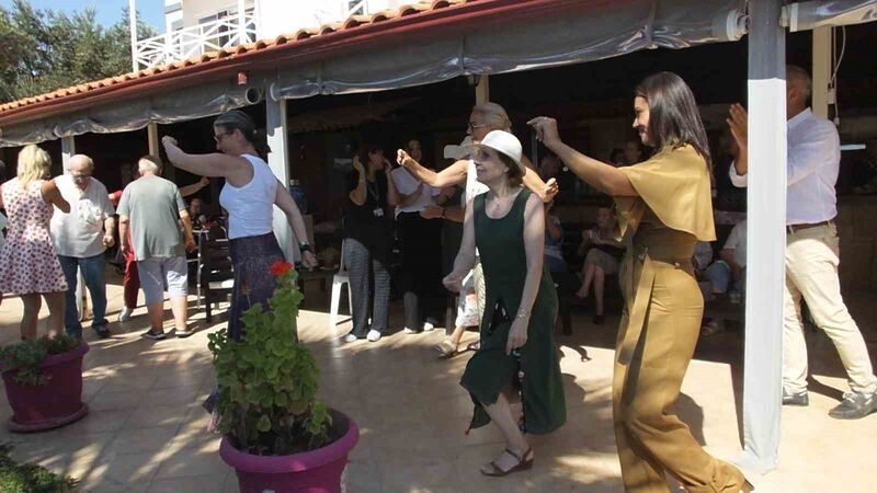 Balıkesir’in Burhaniye ilçesindeki huzurevi sakinleri, düzenlenen eğlencede gençlere taş çıkartırcasına