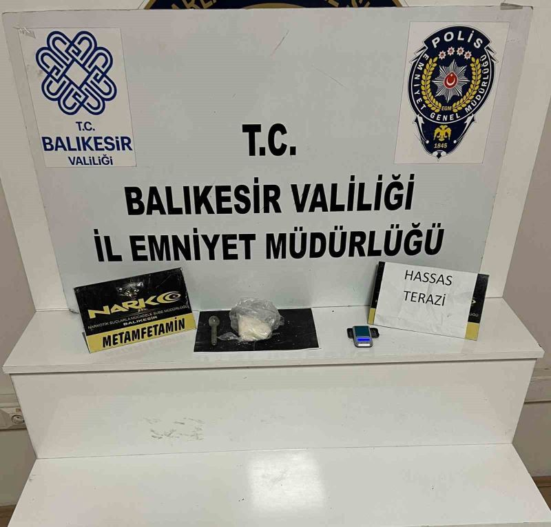 Balıkesir’de uyuşturucu denetimlerinde yakalanan 3 şahıs tutuklanarak cezaevine gönderildi. Balıkesir