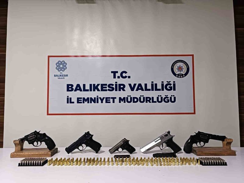 Balıkesir’in Bandırma ilçesinde polis ekiplerince bir ikamette yapılan aramada ruhsatsız