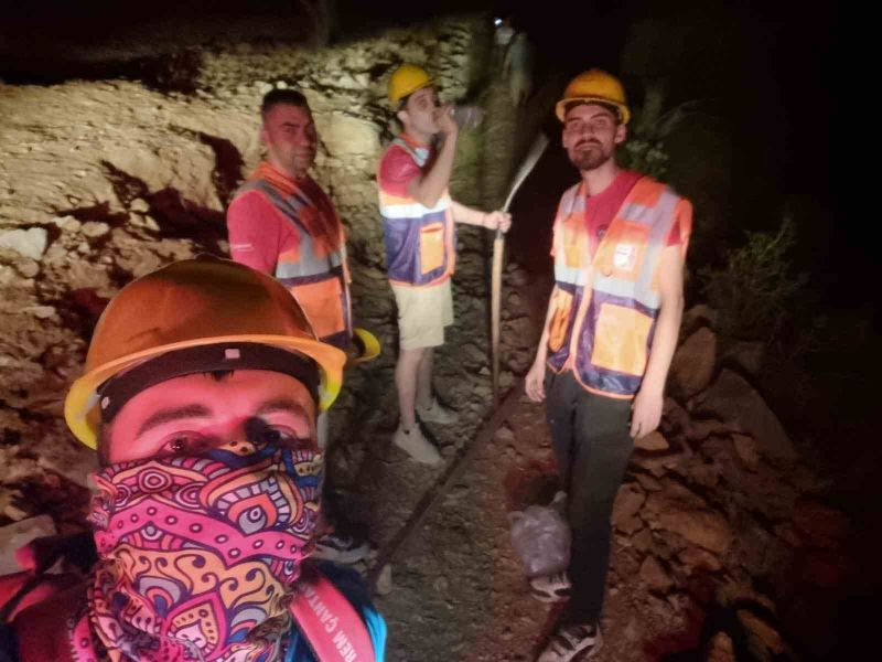Balıkesir’in Edremit ilçesinde zeytinlik alanda çıkan yangın, orman, itfaiye ve