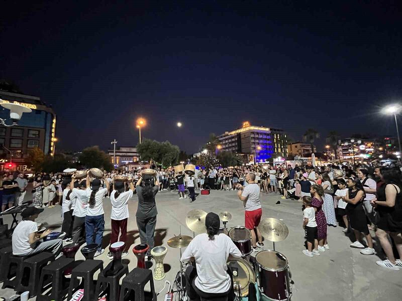 Bir televizyon kanalındaki yetenek yarışmasında Türkiye birincisi olan Hayatın Ritmini