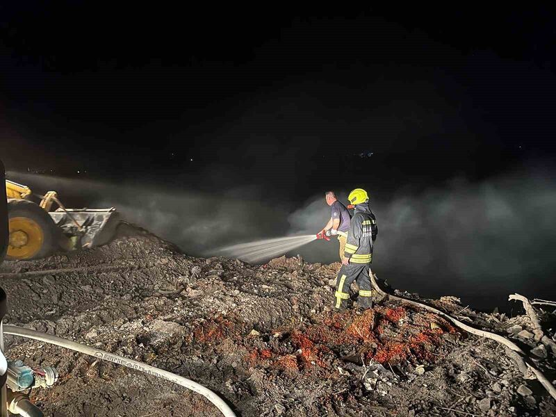 Balıkesir’in İvrindi ilçesinde çöplerin depolandığı çöplük alanında çıkan yangın itfaiye