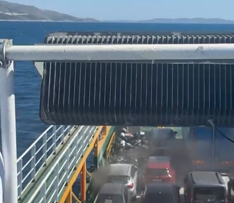 Marmara Adası açıklarında 200 yolcu ve 70 aracın bulunduğu feribotta