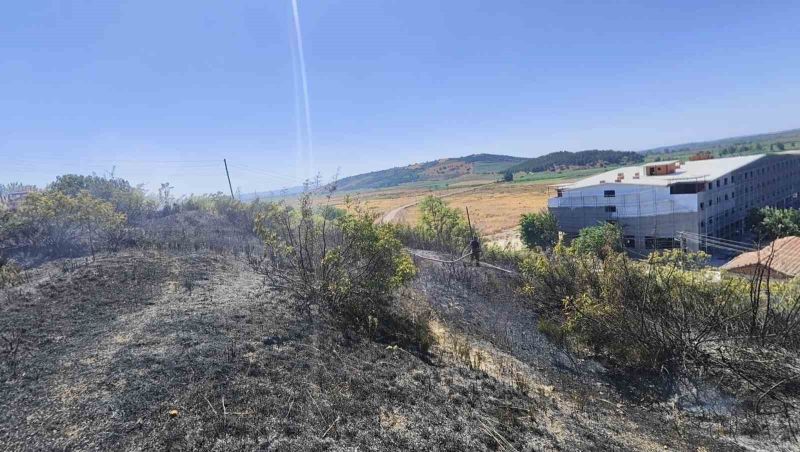 Balıkesir’in Susurluk ilçesinde çalılık alanda çıkan yangın, itfaiye ekiplerinin müdahalesiyle